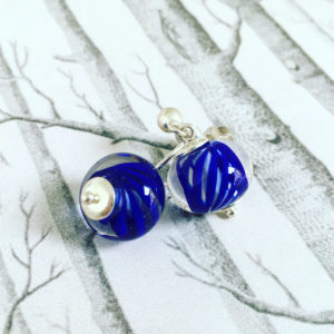 COLLECTION PETITS POIS BOUCLES D OREILLES TWIST BLEU MARINE