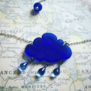 BLEU PERVENCHE COLLIER NUAGE GOUTTE BLEU PALE