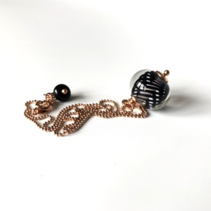 GRAPHIK NOIR PENDENTIF RAYURES 03